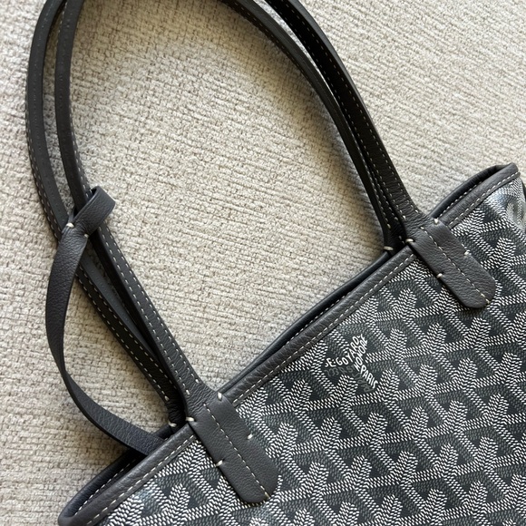 GOYARD
Goyardine Reversible Mini Anjou Grey 2024 - Picture 12 of 16